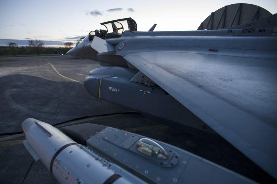 Un avión militar Rafale preparándose para despegar de la base aérea de Saint Dizier (Francia).