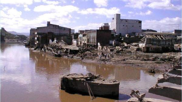 Daños causados por el huracán Mitch en 1998, el cual provocó que miles de hondureños pidieran permisos de residencia para trasladarse a Estados Unidos.