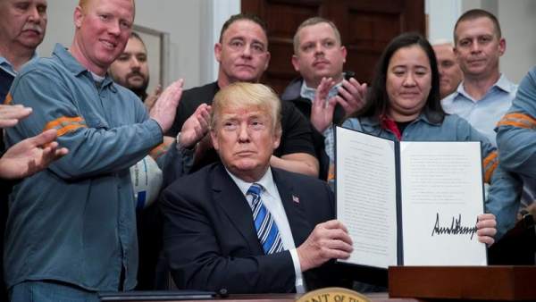 El presidente de EE UU, Donald Trump, tras firmar la proclama presidencial sobre las tarifas a las importaciones de aluminio, en la Casa Blanca.