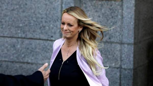 La actriz porno Stormy Daniels sale del Tribunal Federal de Nueva York (EE UU), tras una audiencia que involucra a Michael Cohen, abogado personal del presidente, Donald Trump.