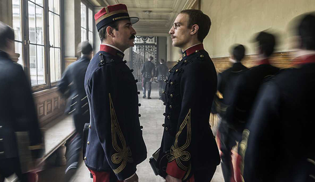 Picquart (Jean Dujardin) y Dreyfus (Louis Garrel) en la película El oficial y el espía