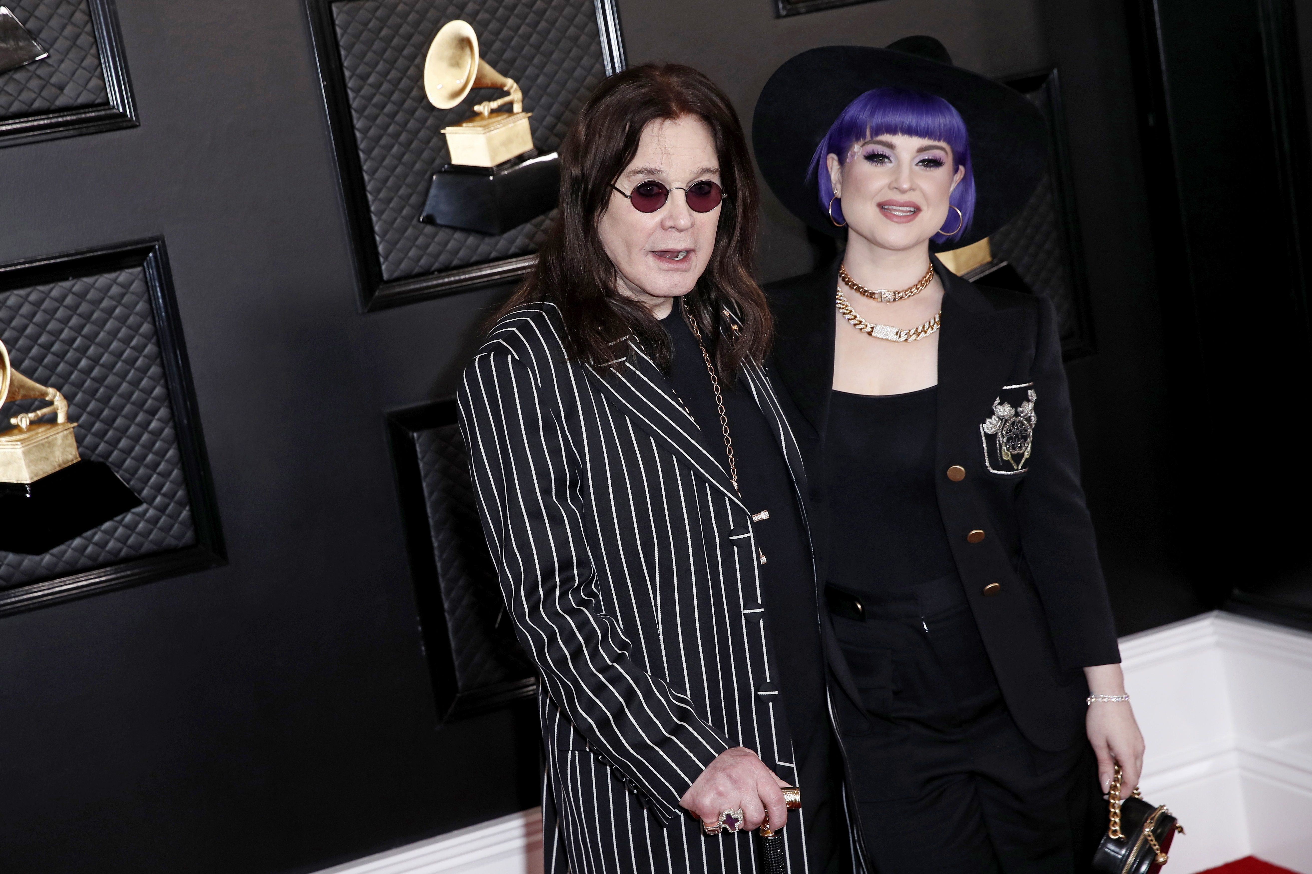 Ozzy Osbourne y Kelly Osbourne posan para los medios gráficos, sobre la alfombra roja del Staples Center, en Los Ángeles, durante la 62ª edición de los Premios Grammy.