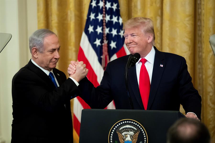 El presidente de EE UU, Donald Trump, y el primer ministro en funciones de Israel, Benjamin Netanyahu, tras presentar el plan de paz de EE UU para Israel y Palestina, en la Casa Blanca.