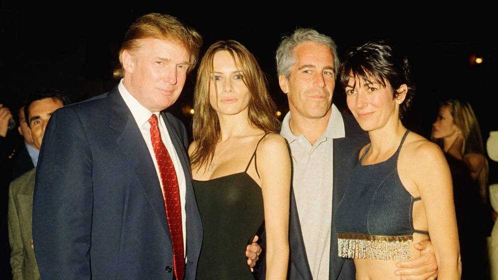 Donald Trump, Melania Trump, Jeffrey Epstein y Ghislaine Maxwell, en una imagen del documental 'Jeffrey Epstein: Asquerosamente rico'.