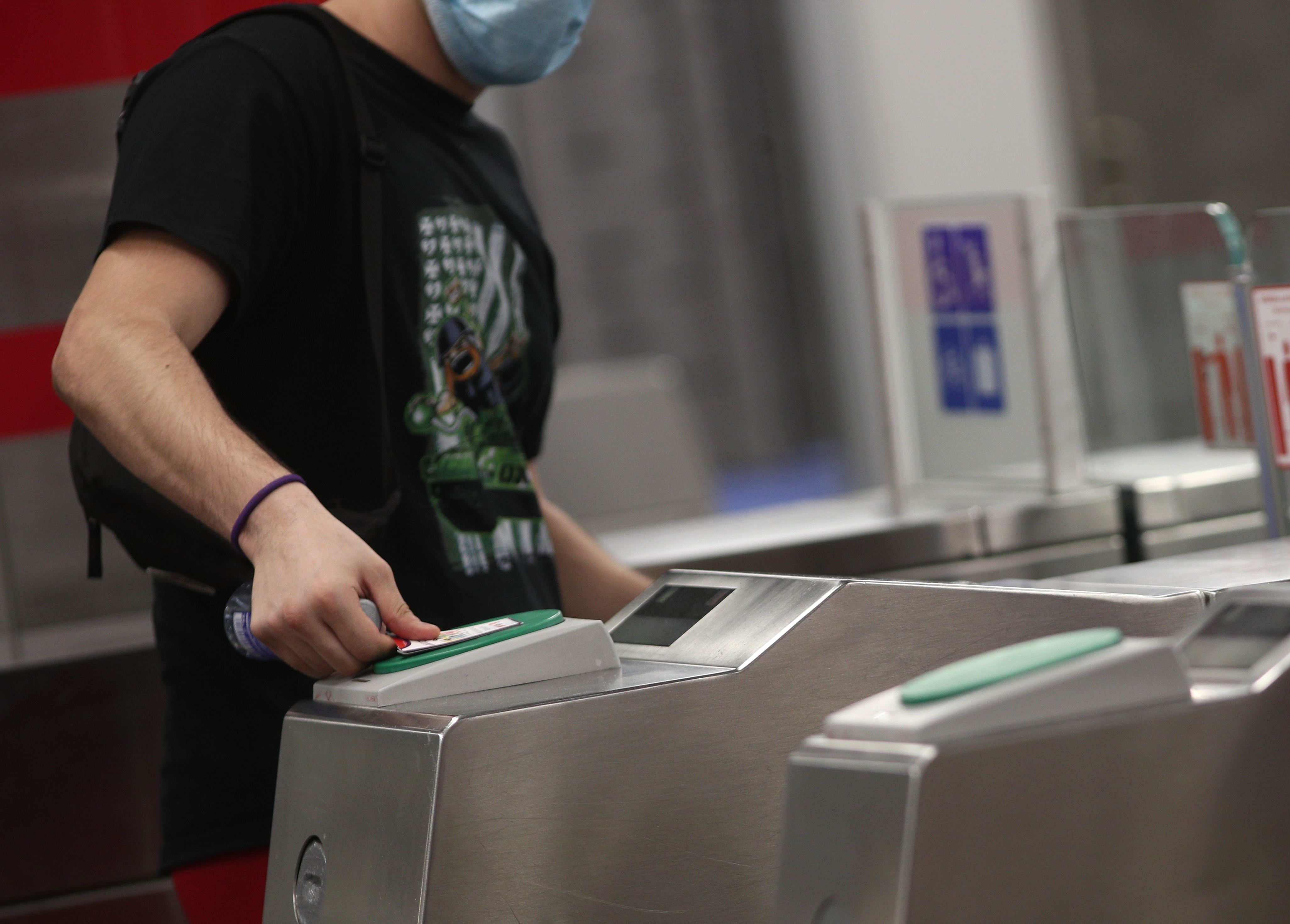 Un joven pasa su billete en el torno del Metro Plaza de España, en Madrid (España), a 6 de julio de 2020.