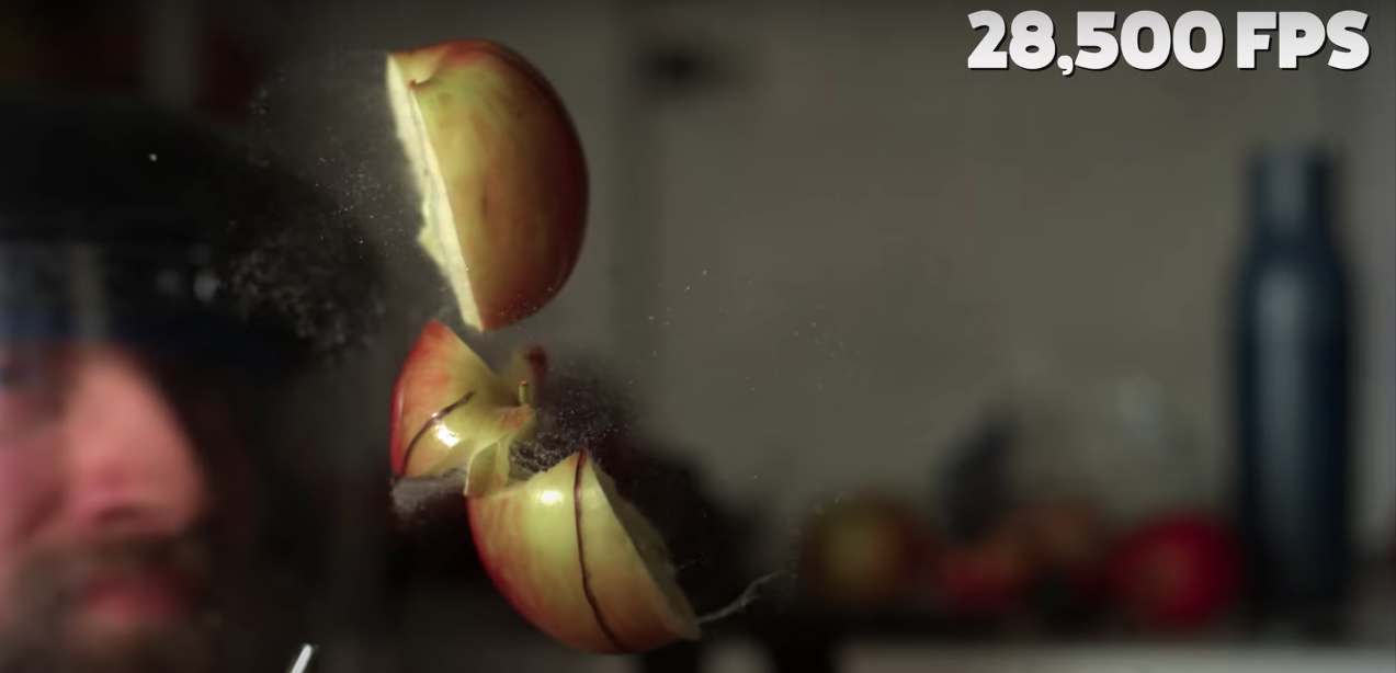 El sorprendente vídeo a cámara lenta en el que hacen levitar una manzana con aire comprimido El sorprendente vídeo a cámara lenta en el que hacen levitar una manzana con aire comprimido