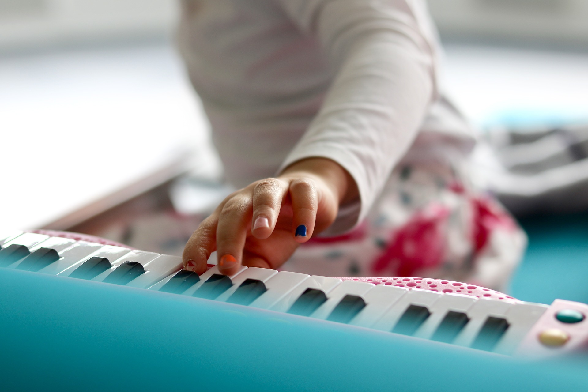 Children who talk to themselves often accelerate their self-learning.