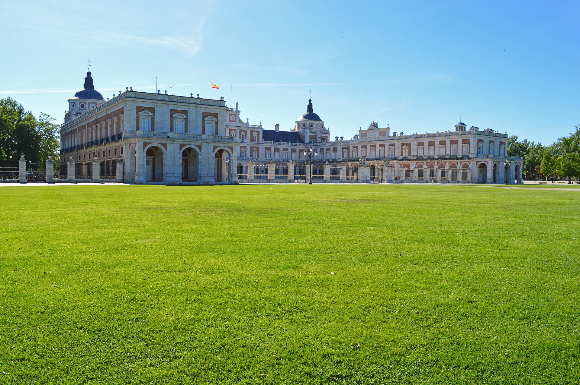 La localidad es preciosa y muy pintoresca. En ella destaca de manera especial el Palacio Real, un edificio majestuoso en el que podrás recorrer las habitaciones y sentirte como un verdadero rey. Sus jardines y museos también merecen mucho la pena.