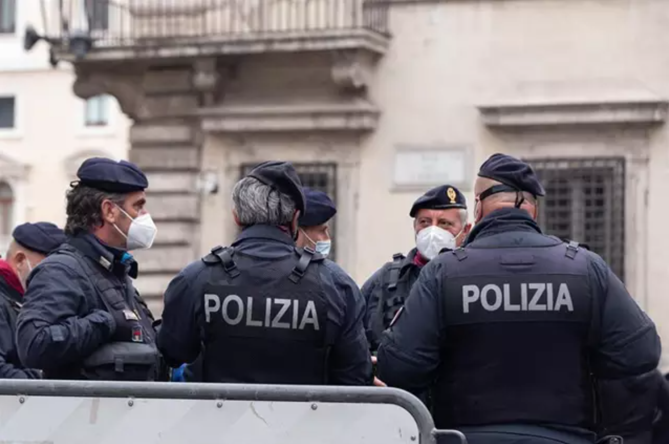 Policía italiana en el lugar de los hechos