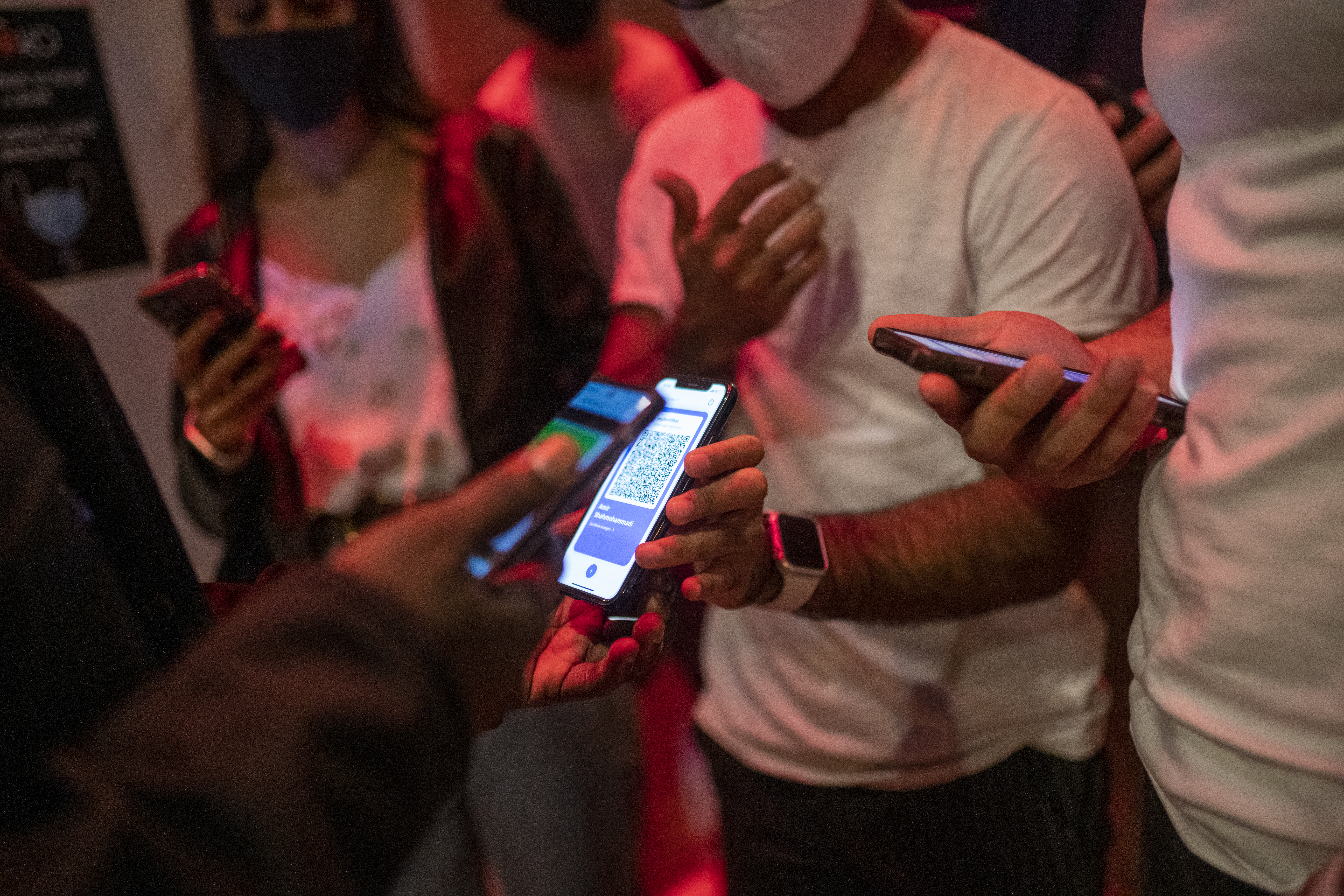 Una persona muestra un código QR para entrar a un local de ocio nocturno en Barcelona.