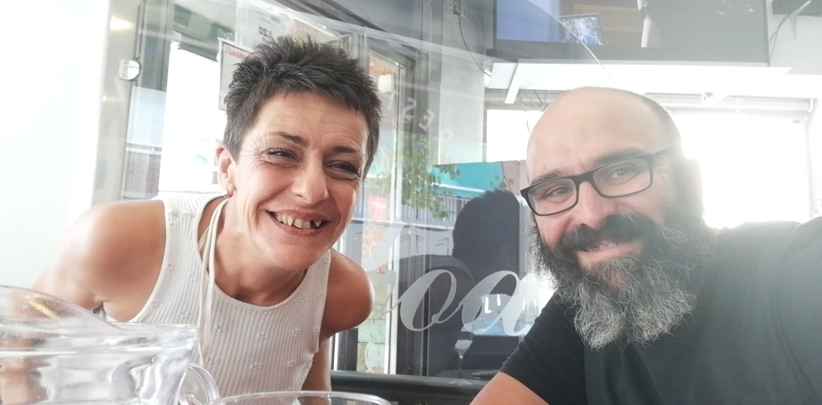 Sergio da seguimientos semanales a Esther.