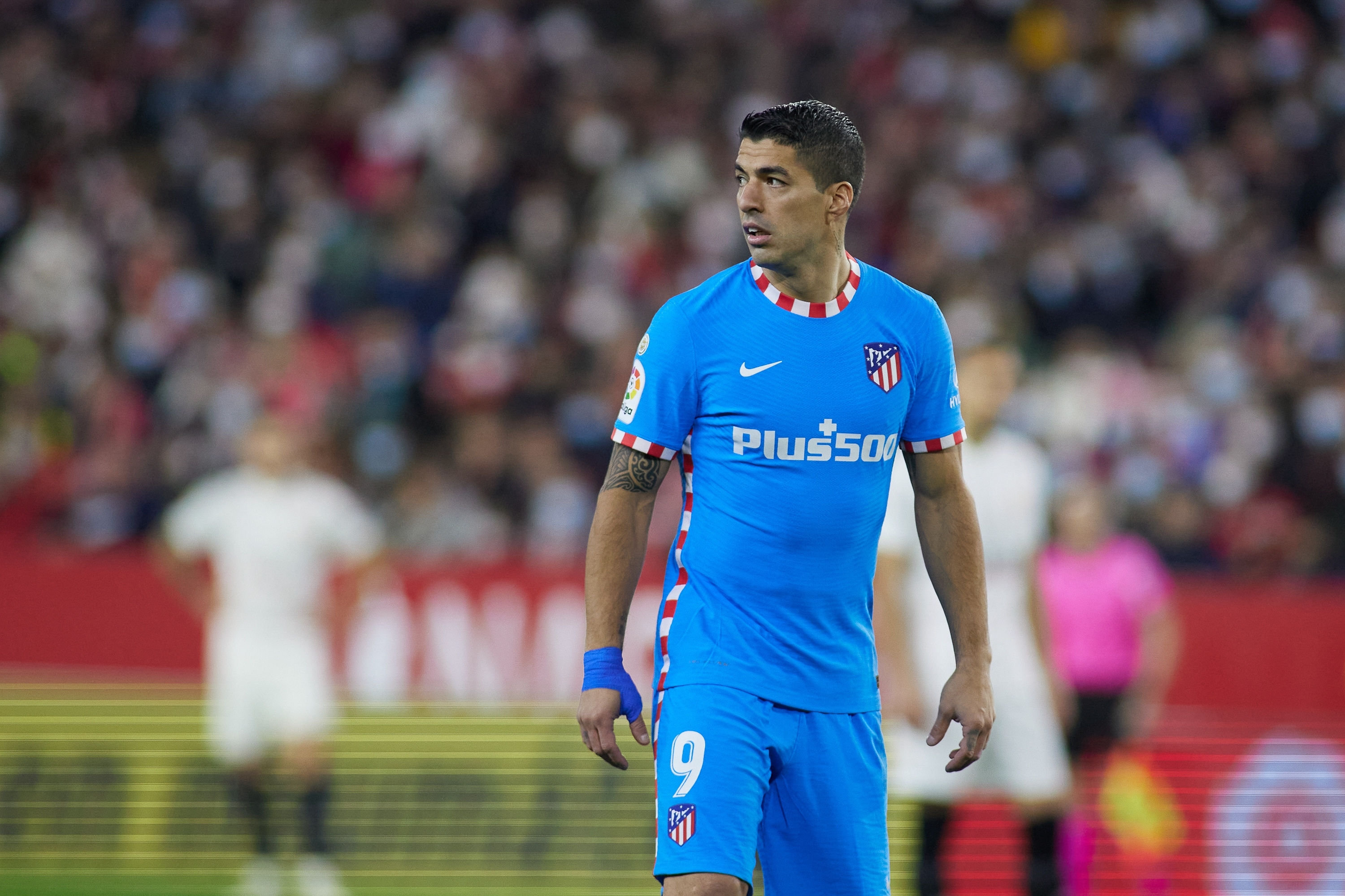 Luis Suárez abandona el terreno de juego visiblemente enfadado.