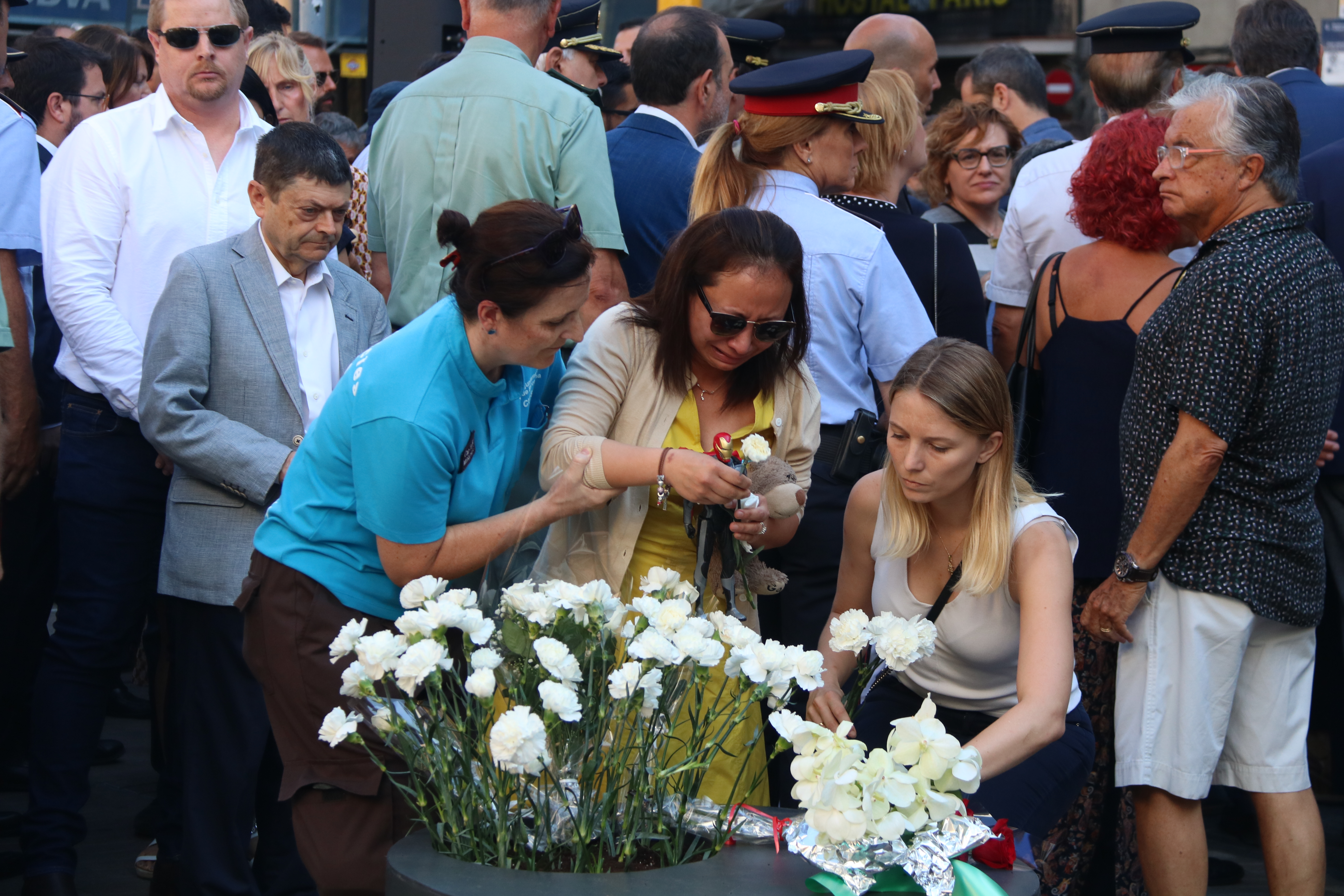 Familiares llorando durante una ofrenda floral en la Rambla de Barcelona, después de los atentados del 17-A.