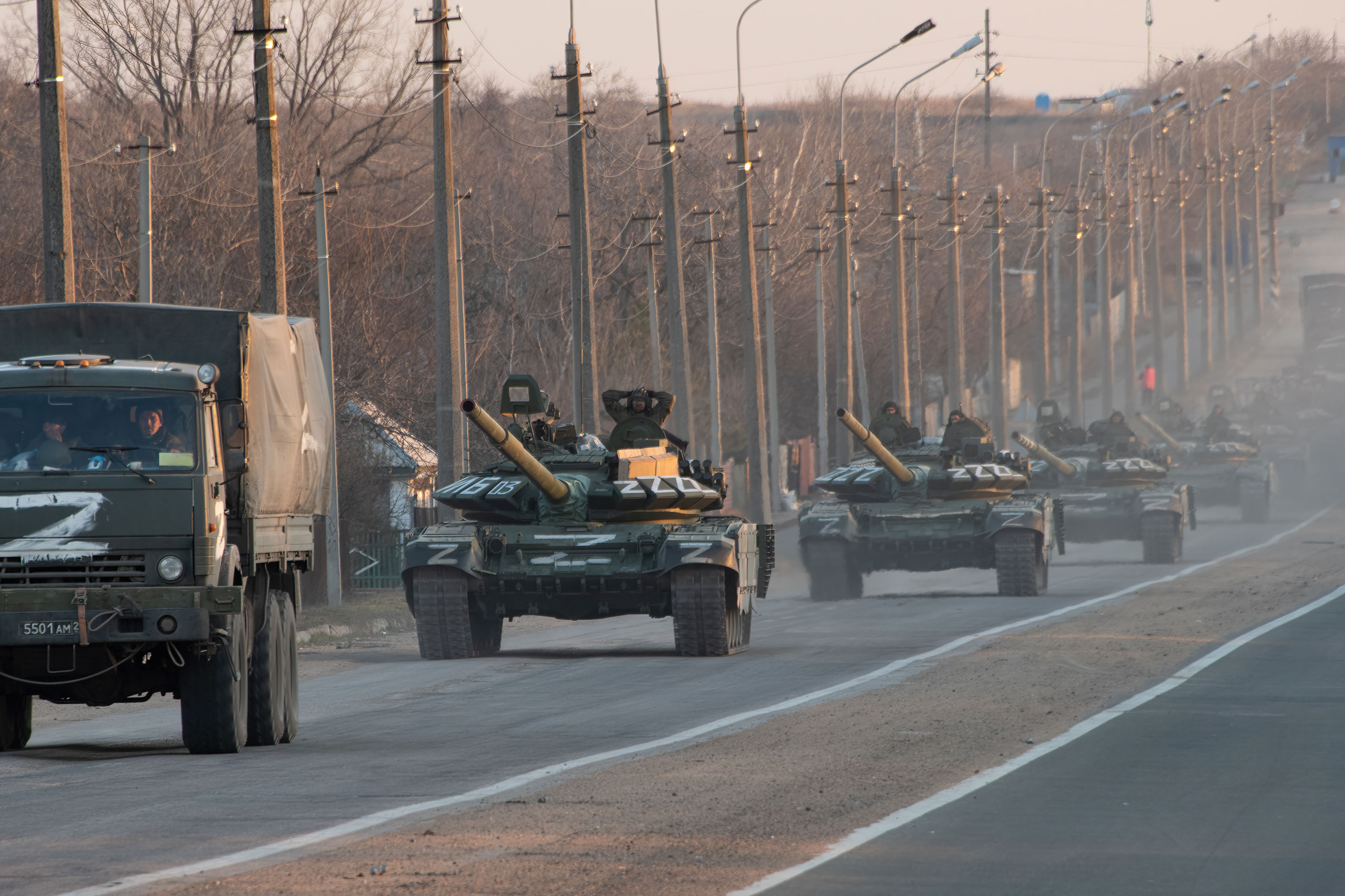 Una columna de tanques del ejército ruso, en la carretera entre Mariúpol y Donetsk, en el Donbás (Ucrania), el 23 de marzo de 2022.