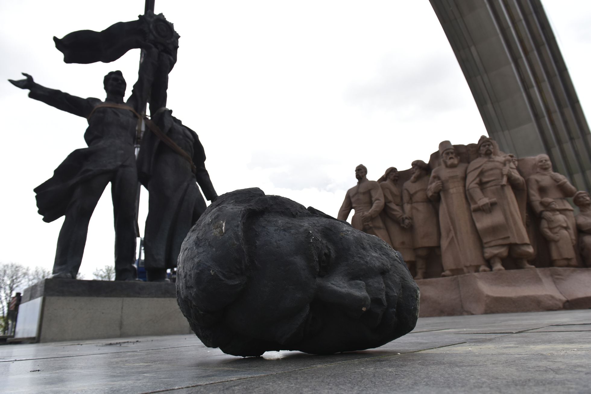 Caída del Monumento a la Amistad entre Rusia y Ucrania, en Kiev, tras el inicio de la guerra.