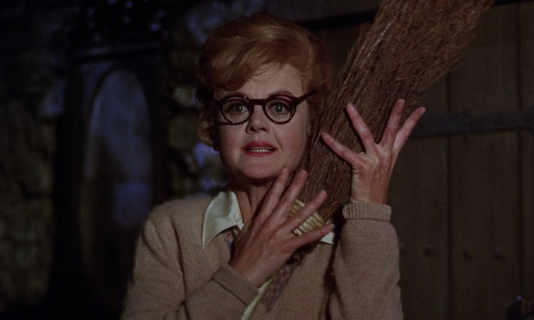 Angela Lansbury con su primera escoba en 'La bruja novata'
