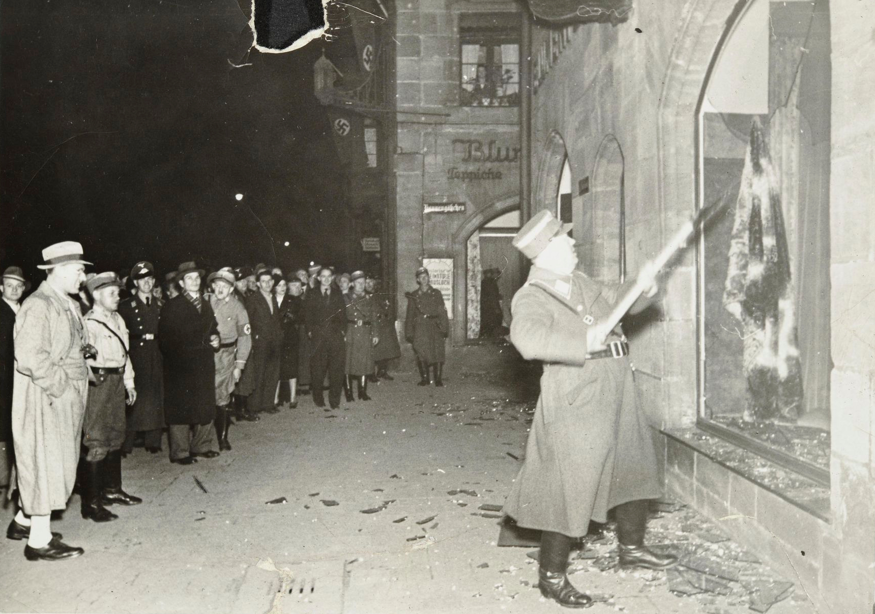 Noche de los cristales rotos, 9 y 10 de noviembre de 1938, en Alemania. 7.000 negocios judíos fueron dañados o destruidos y 30.000 personas llevadas a campos de concentración,