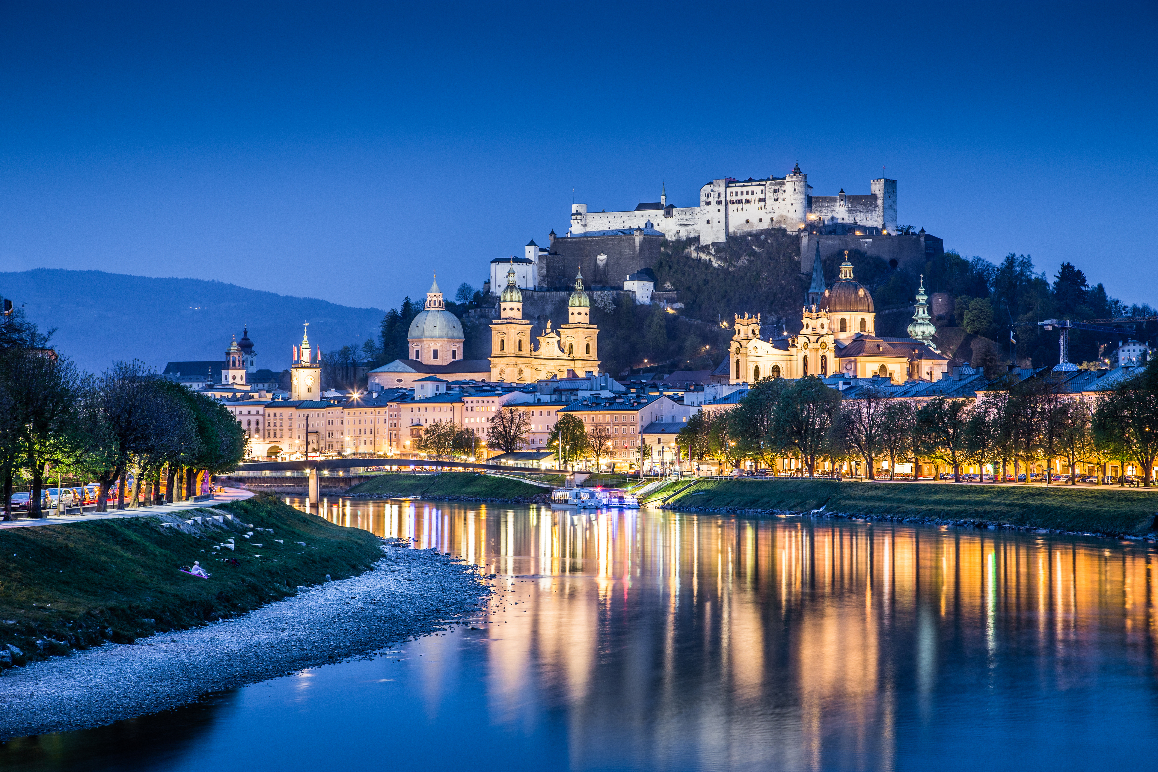 Salzburgo al atardecer, con el río Salzach y la fortaleza Hohensalzburg.