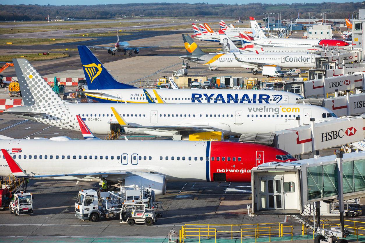 Aviones de diversas aerolíneas en el aeropuerto de Londres Gatwick.