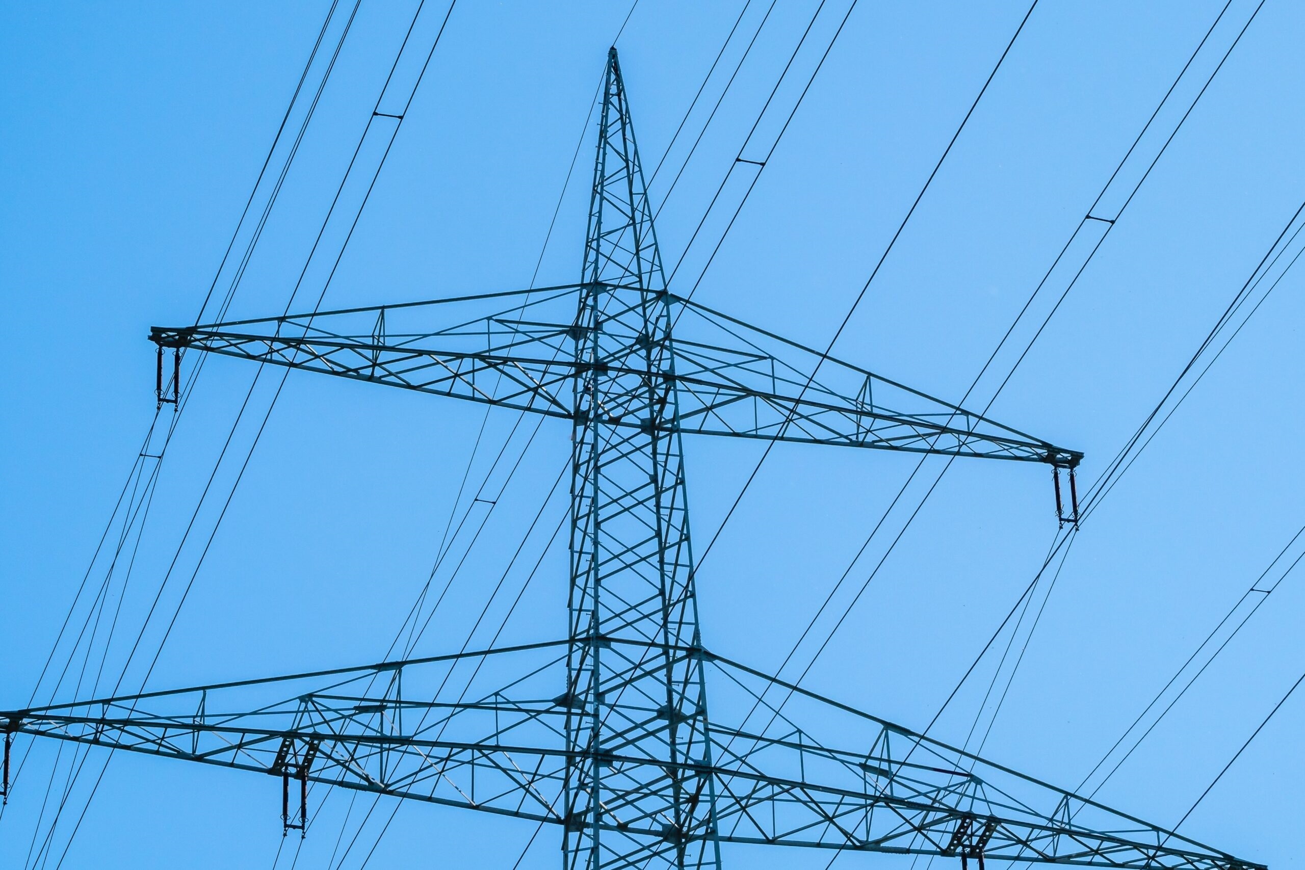 Una torre de distribución de electricidad.