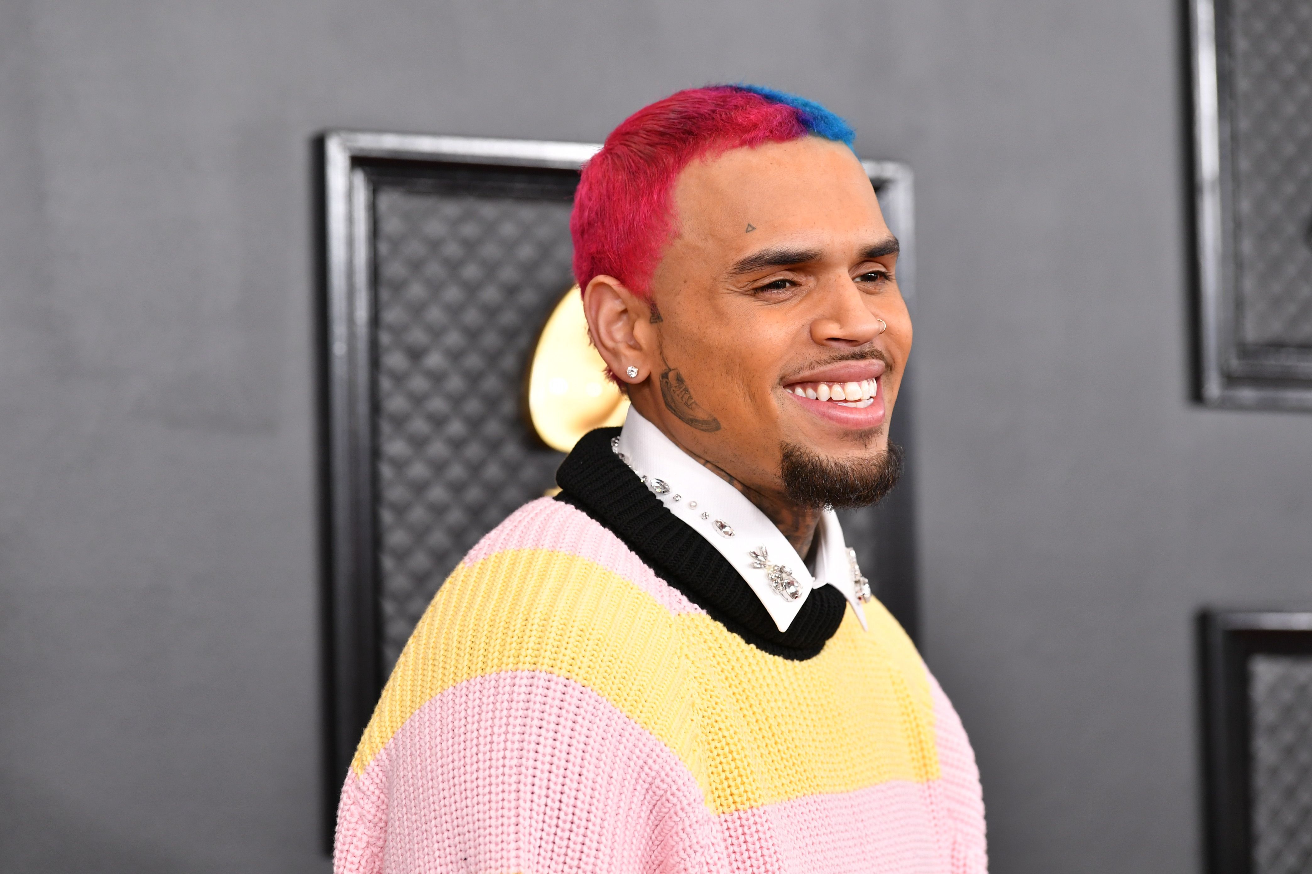 El rapero acusado de violación y malos tratos, Chris Brown, en los Grammy 2020.