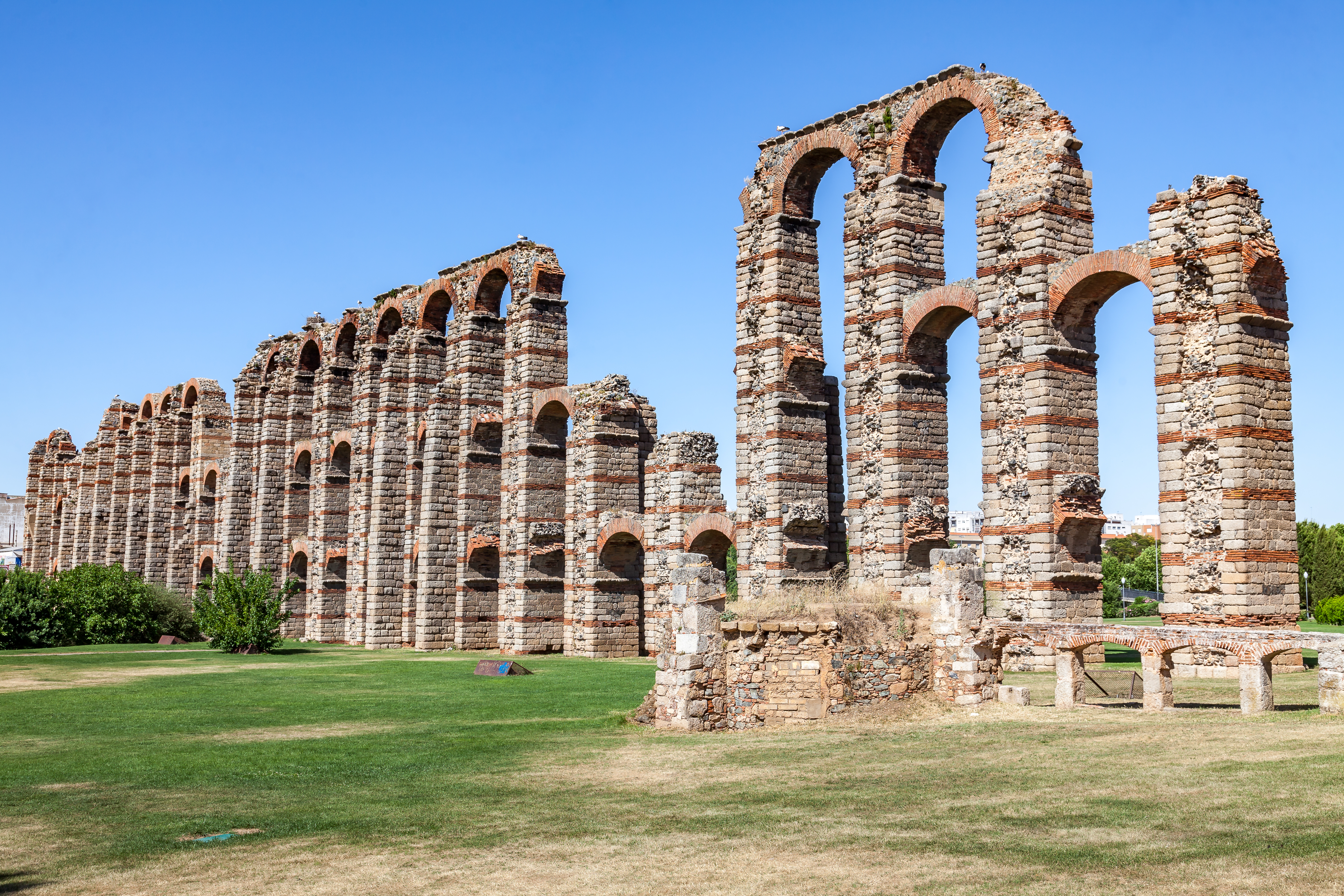 El acueducto de los Milagros es una construcción cuya función consistía en el transporte de agua del embalse de Proserpina, situado a cinco kilómetros de la antigua ciudad de Mérida. Su origen data de la ciudad de Emérita Augusta, capital de la provincia Lusitania en el Imperio Romano en el siglo I. Forma parte del conjunto arqueológico de Mérida, declarado Patrimonio de la Humanidad por la Unesco en 1993.