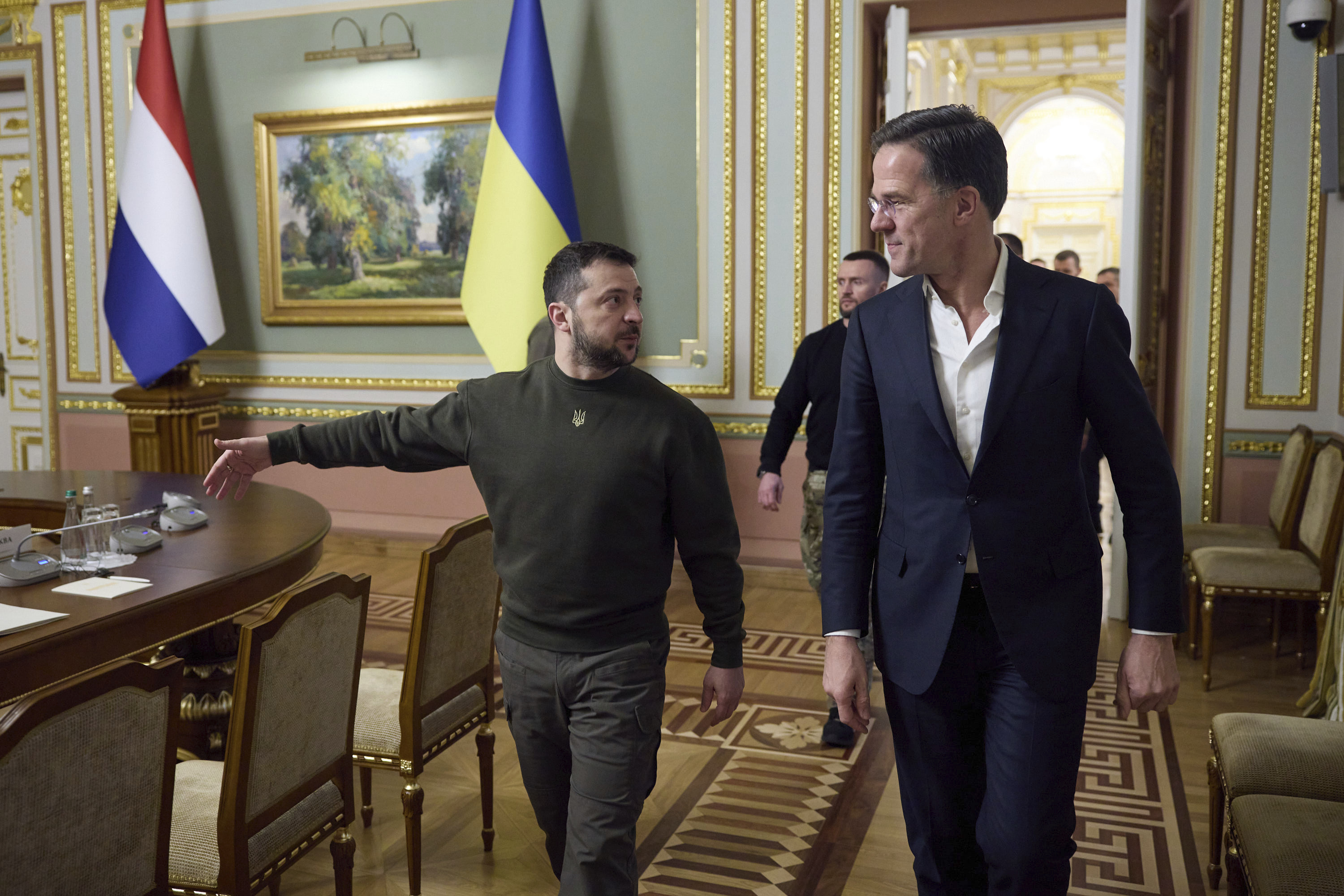 El presidente de Ucrania, Volodimir Zelenski, conversa con el primer ministro de los Países Bajos, Mark Rutte, durante su reunión en Kiev este pasado 17 de febrero.