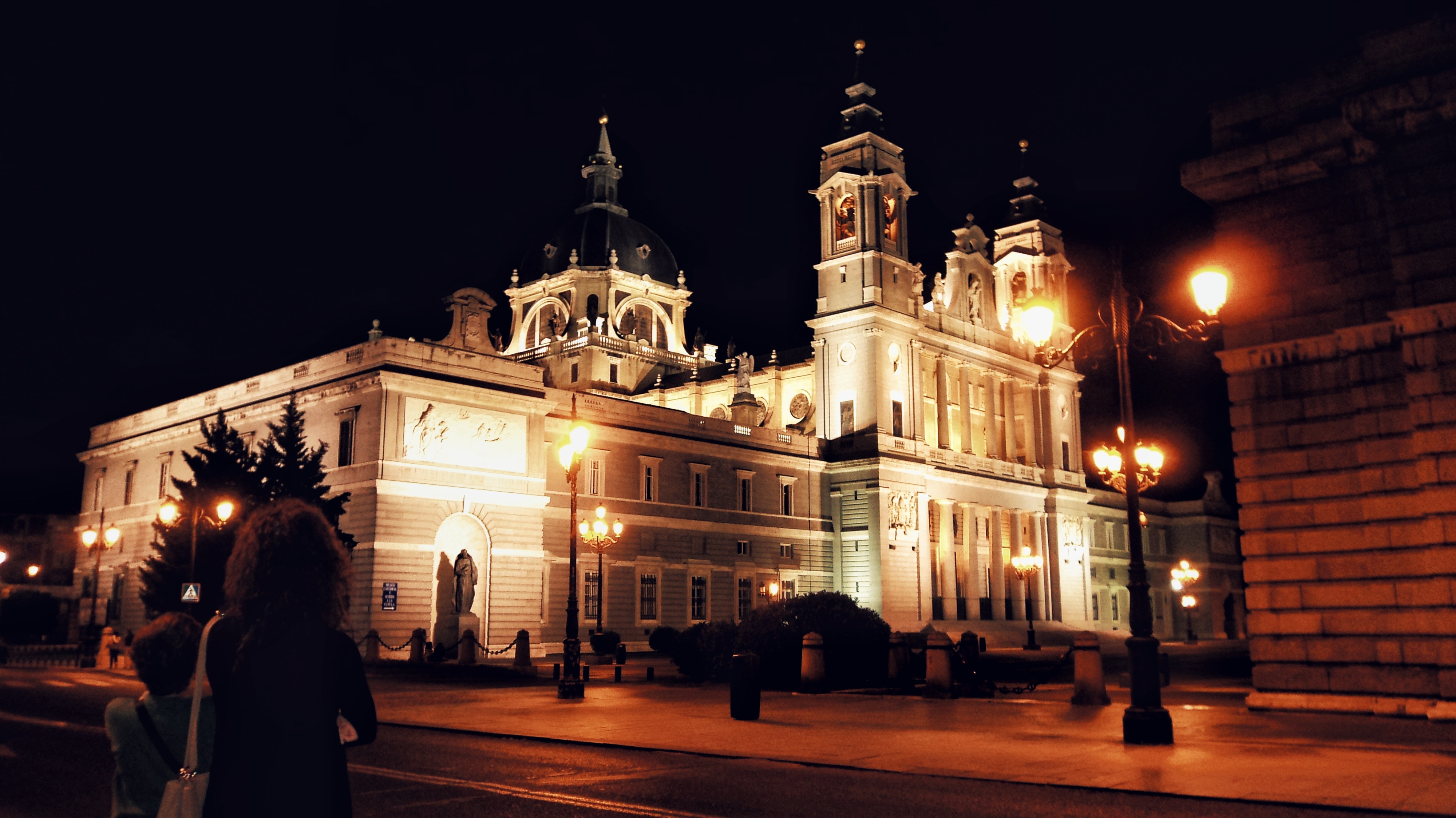 Catedral de la Almudena, Madrid, de noche.