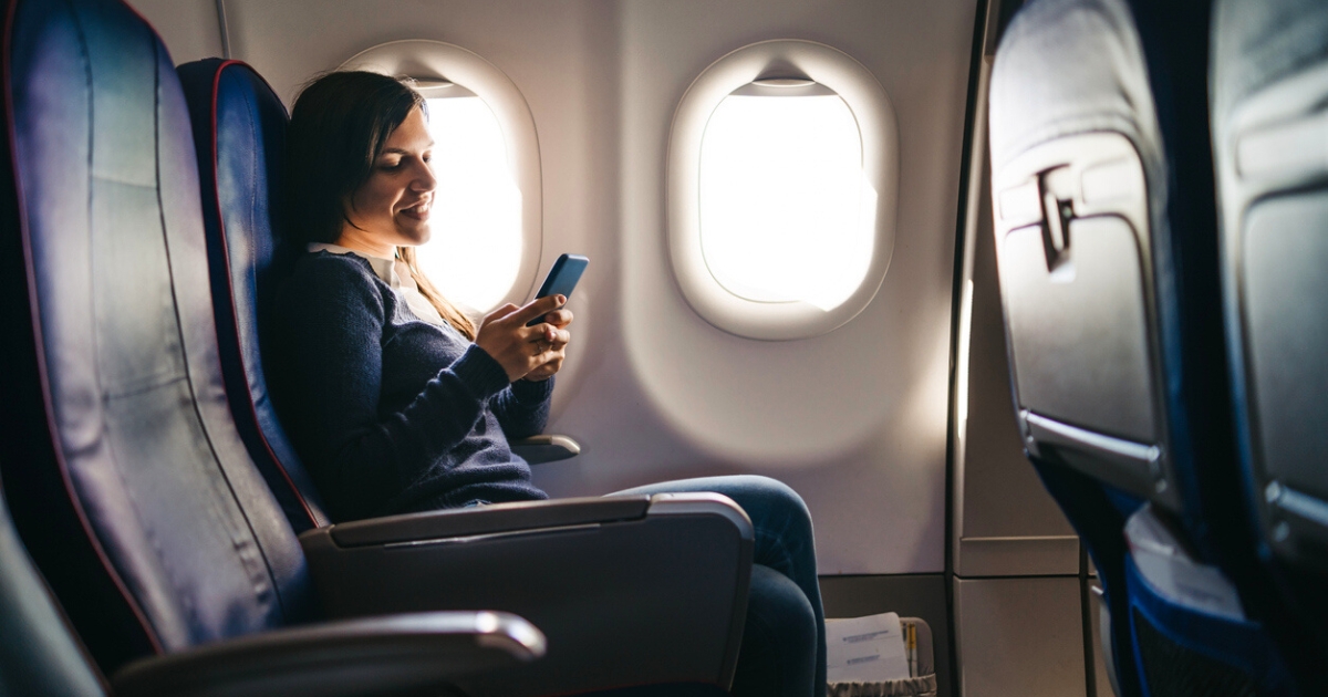 Pasajera en un avión.