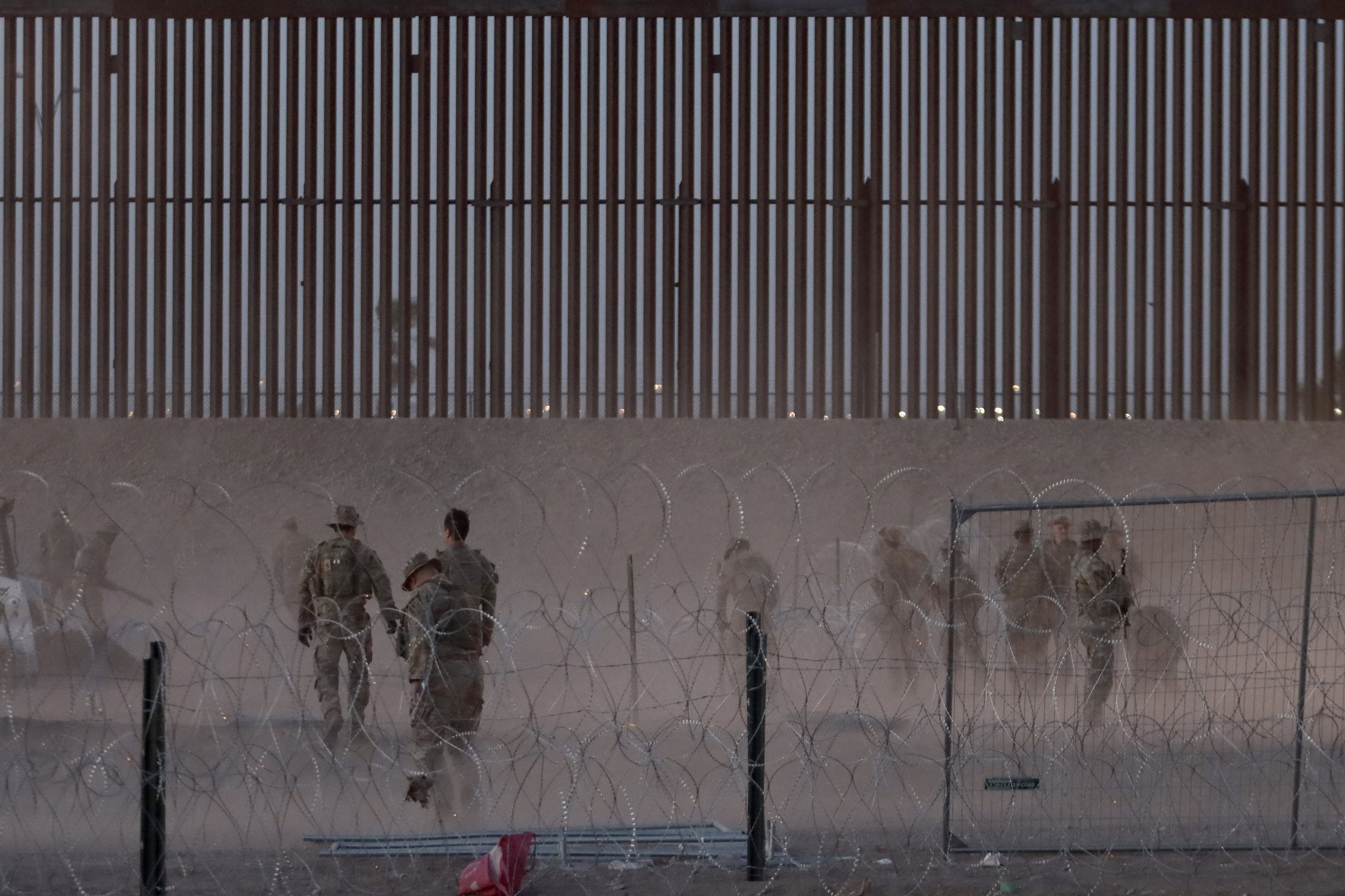 Agentes fronterizos despejan la frontera de EE UU con México.