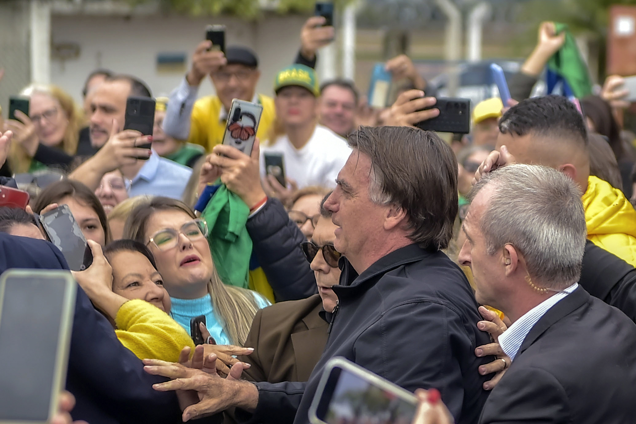 El expresidente de Brasil Jair Bolsonaro es recibido por simpatizantes tras aterrizar en el aeropuerto de Porto Alegre, Brasil, el jueves 22 de junio de 2023. El máximo tribunal electoral de Brasil inició el jueves la audiencia de un caso que alega que Bolsonaro abusó de su poder en los comicios de 2022.