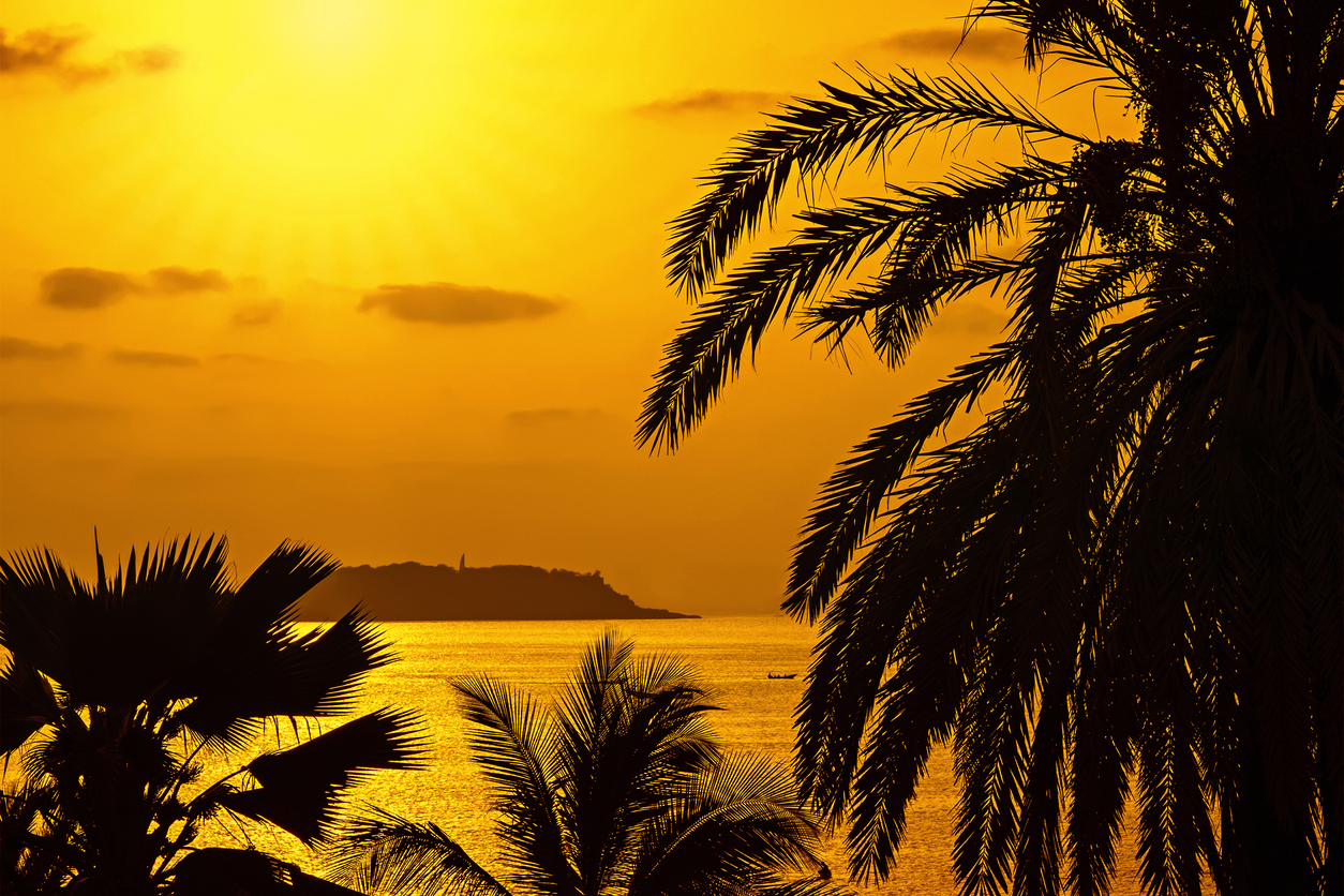 Amanecer en una playa de Dakar (Senegal) con vistas a la isla de Gorée.
