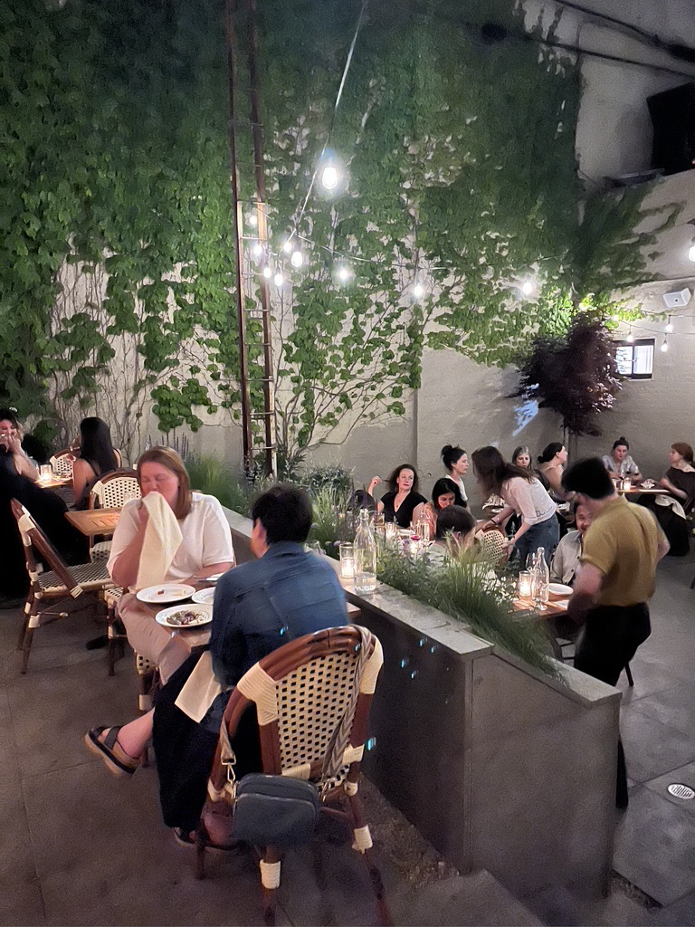 El bar español de vinos y jamón pata negra que triunfa en Brooklyn y