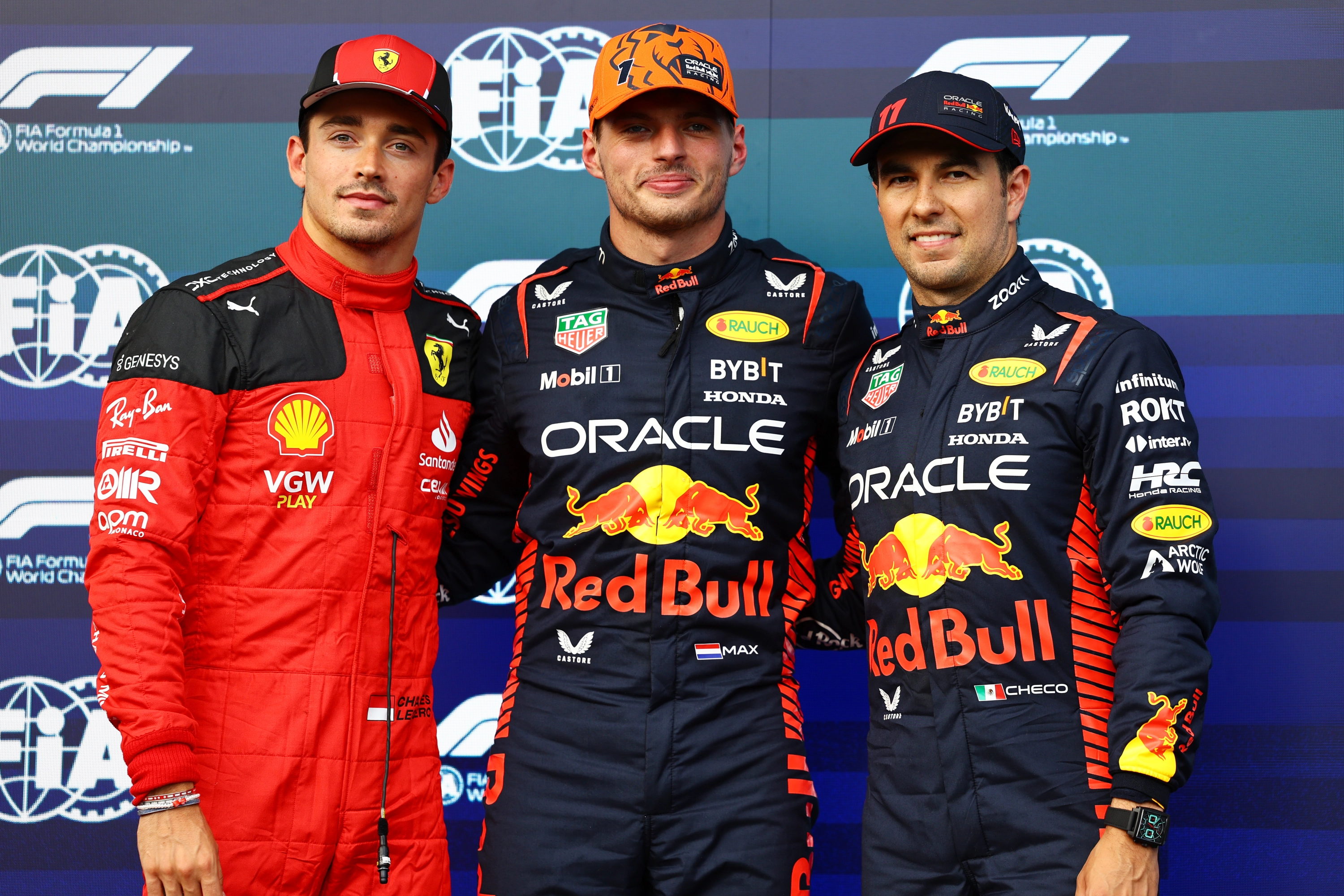 Verstappen celebra su pole en Bélgica junto a Leclerc y Pérez.