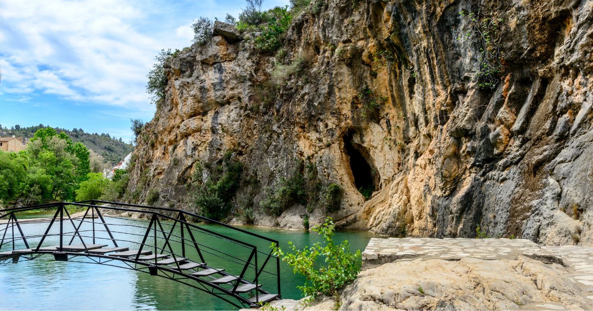 Puente con cueva en Bolbaite