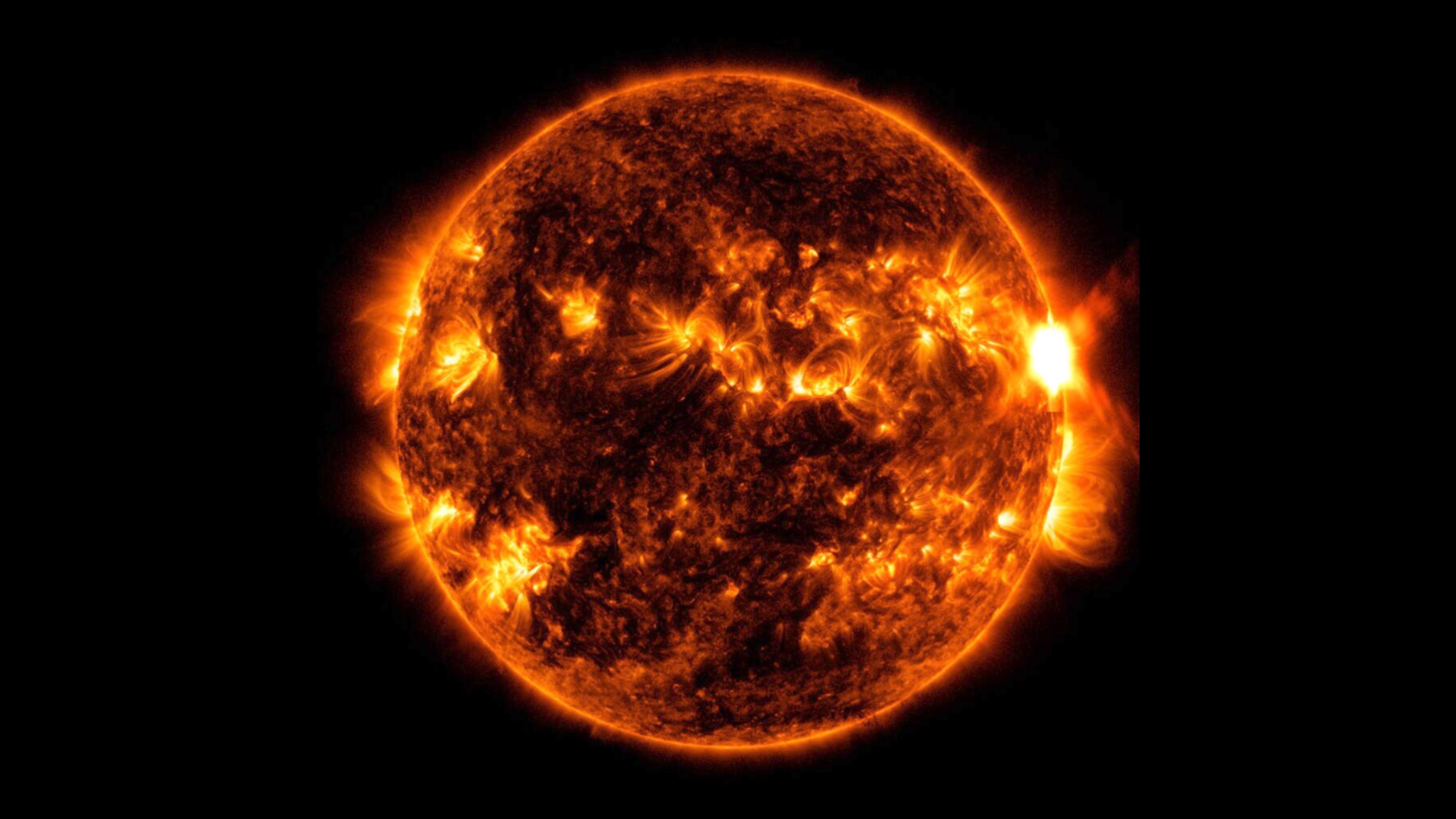 El Observatorio de Dinámica Solar de la NASA captó esta imagen de una erupción solar, como se ve en el destello brillante de la derecha, el 5 de agosto de 2023.