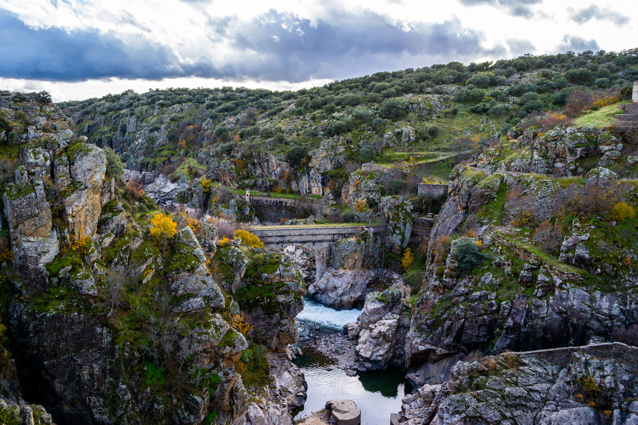 La espectacular ruta a través de los cañones de un río en Madrid