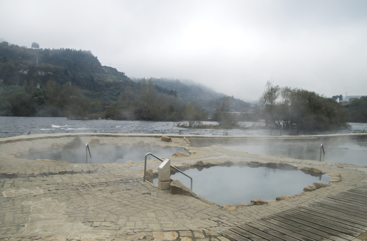 Aguas termales Muiño da Veiga, piscinas en el cauce del río Miño en Ourense, España.