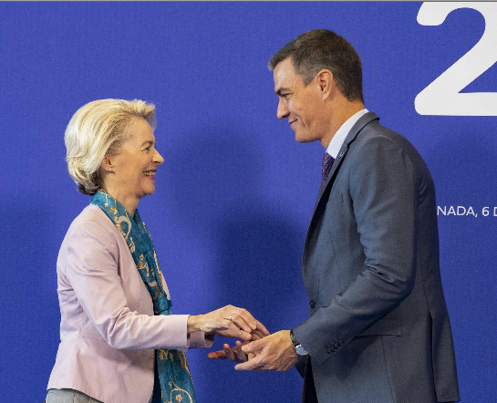 El presidente del Gobierno en funciones, Pedro Sánchez, saluda a la presidenta de la Comisión Europea, Ursula von der Leyen, a su llegada a la Cumbre de Granada, el 6 de octubre de 2023.