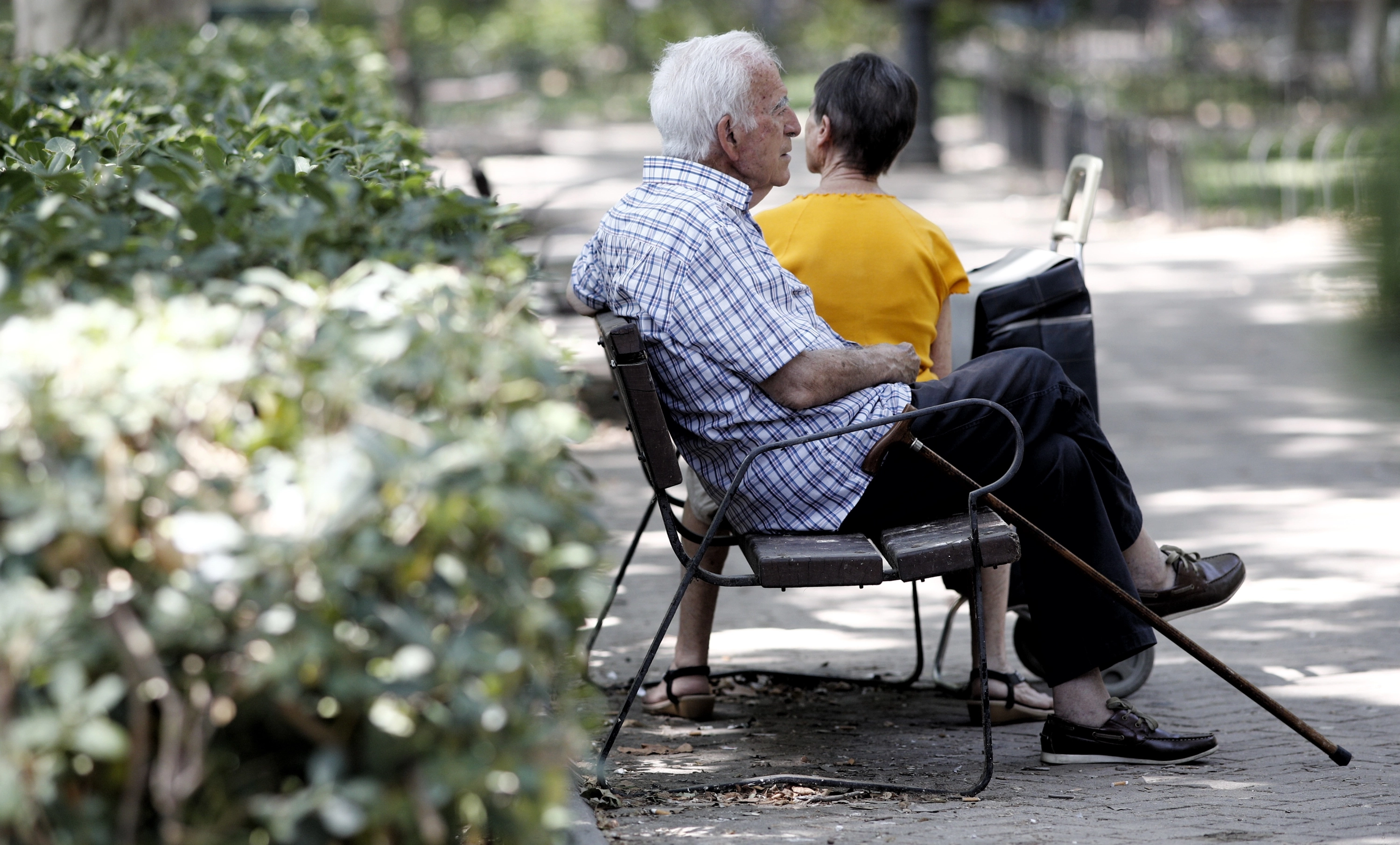 Un pensionista descansa en un banco de un parque de Madrid en una imagen de archivo.