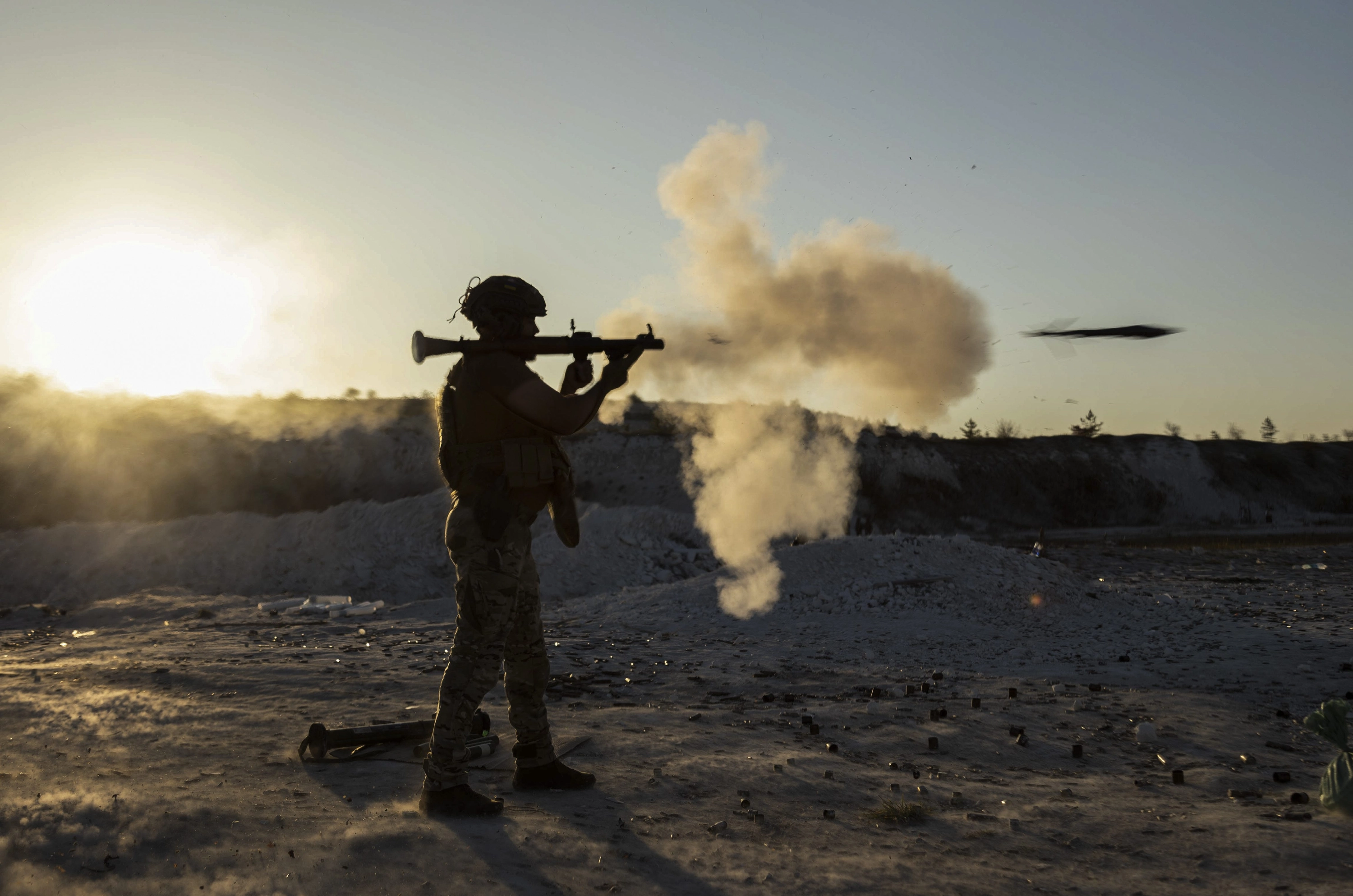 Militares ucranianos del batallón Donbas participan en su entrenamiento militar cerca de la línea del frente en Donetsk, el 15 de octubre.