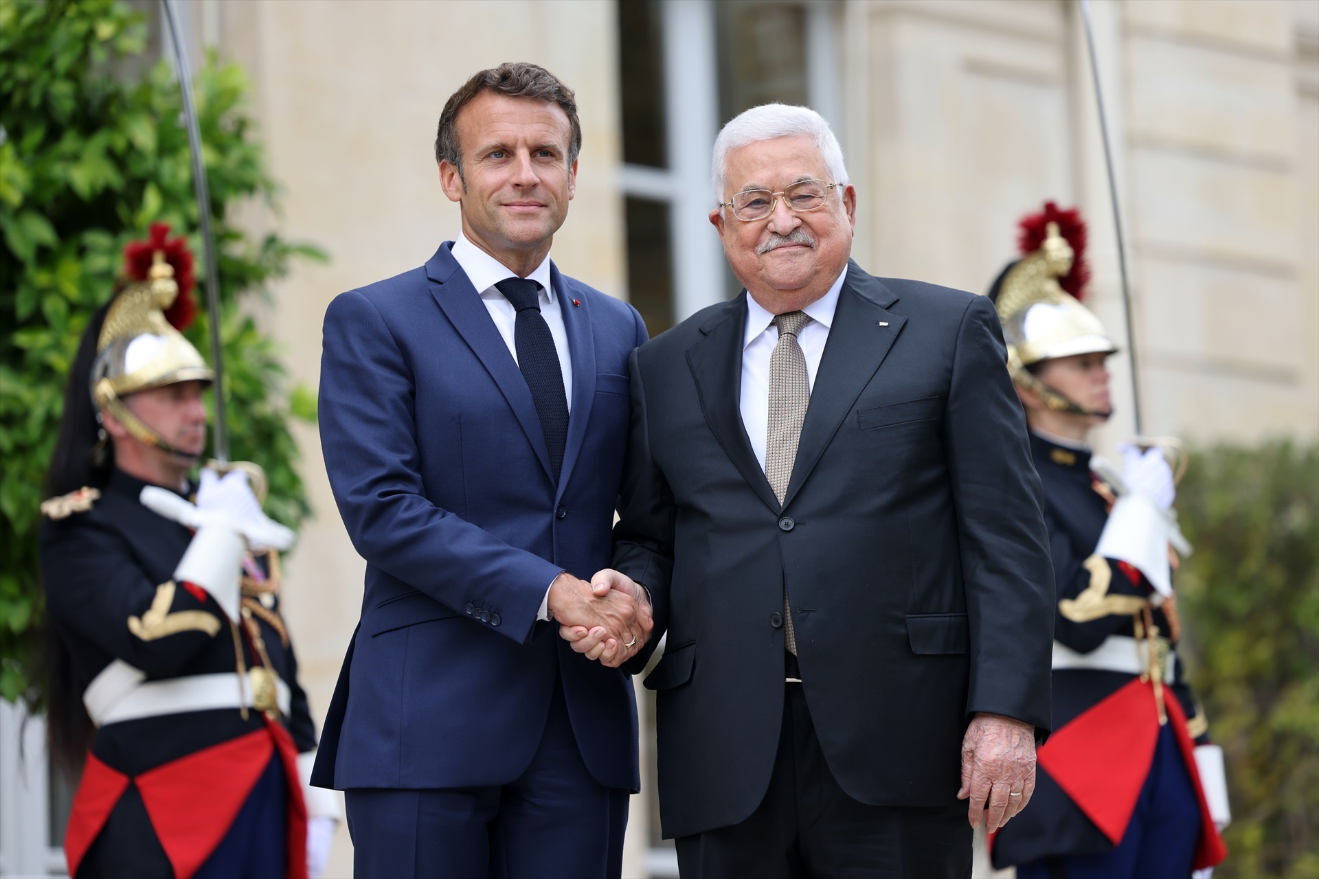 El presidente francés, Emmanuel Macron, junto al presidente de la Autoridad Palestina, Mahmud Abbas.
