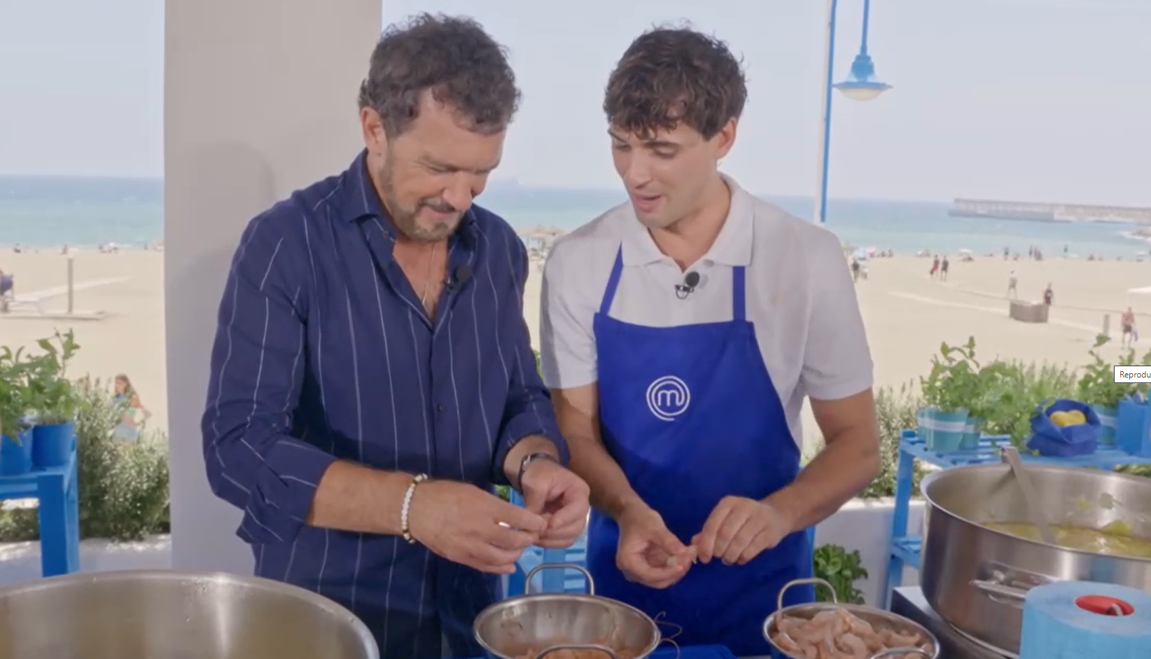 Antonio Banderas se remanga pelando gambas en 'MasterChef Celebrity