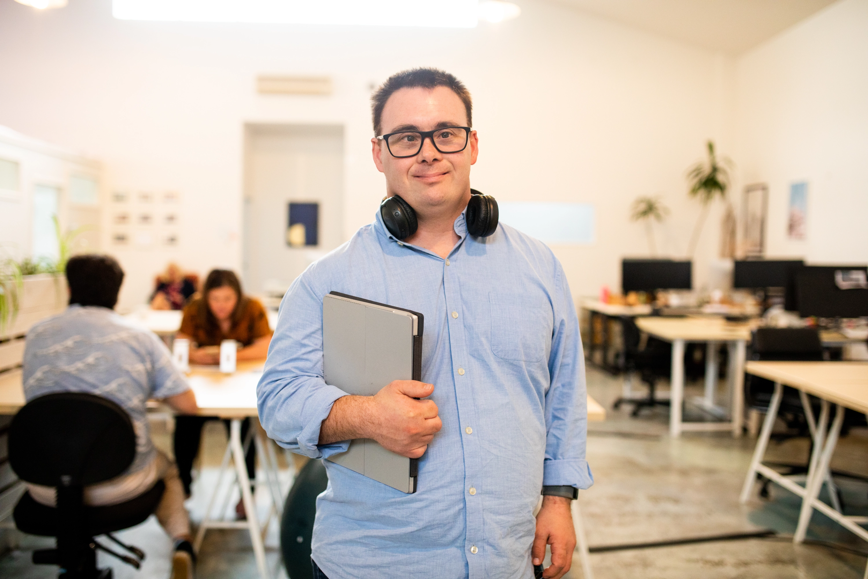 Un empleado con discapacidad en su oficina.