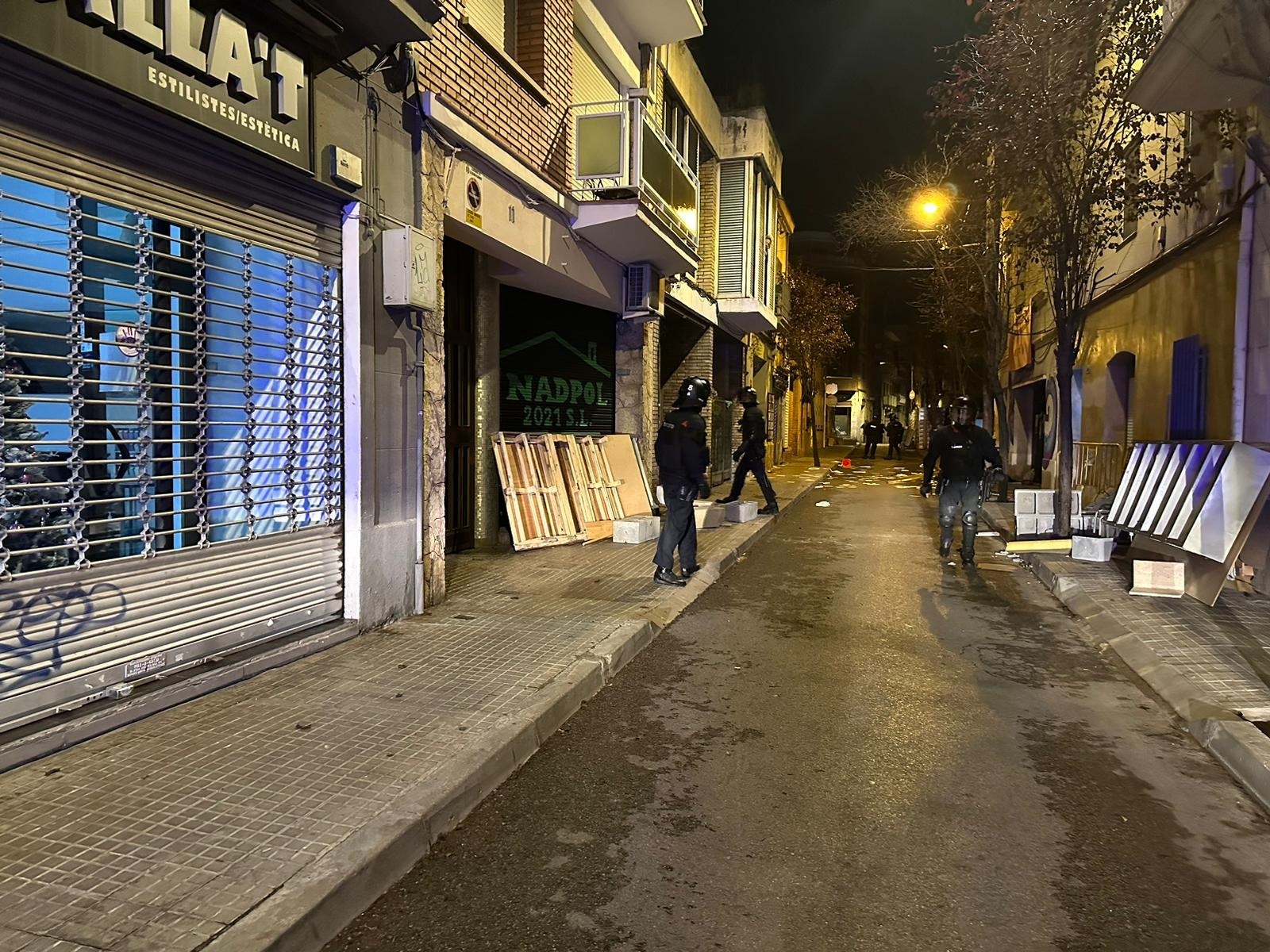 Los Mossos d'Esquadra efectúan el desalojo del Estudinou de Santa Coloma.