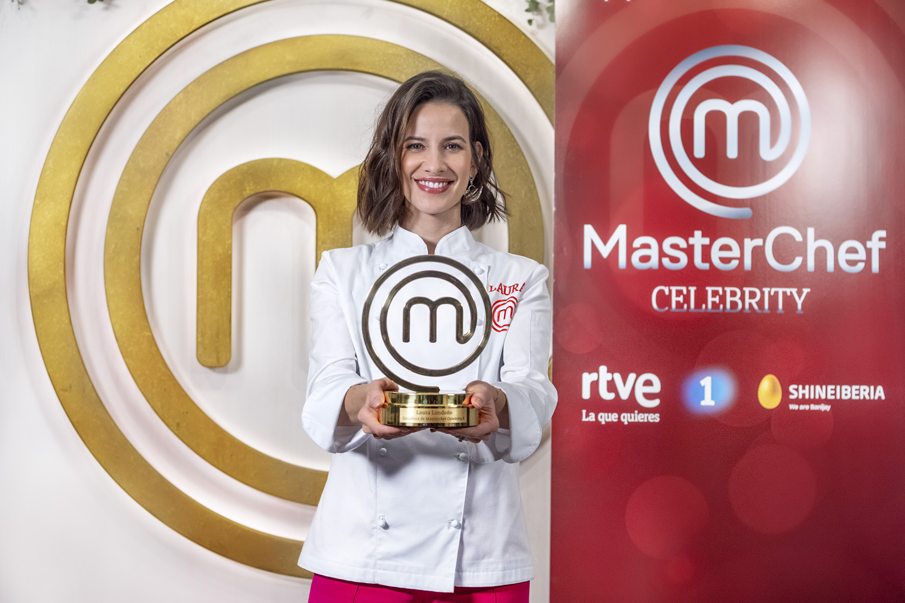 Laura Londoño, con el trofeo de 'MasterChef Celebrity 8'