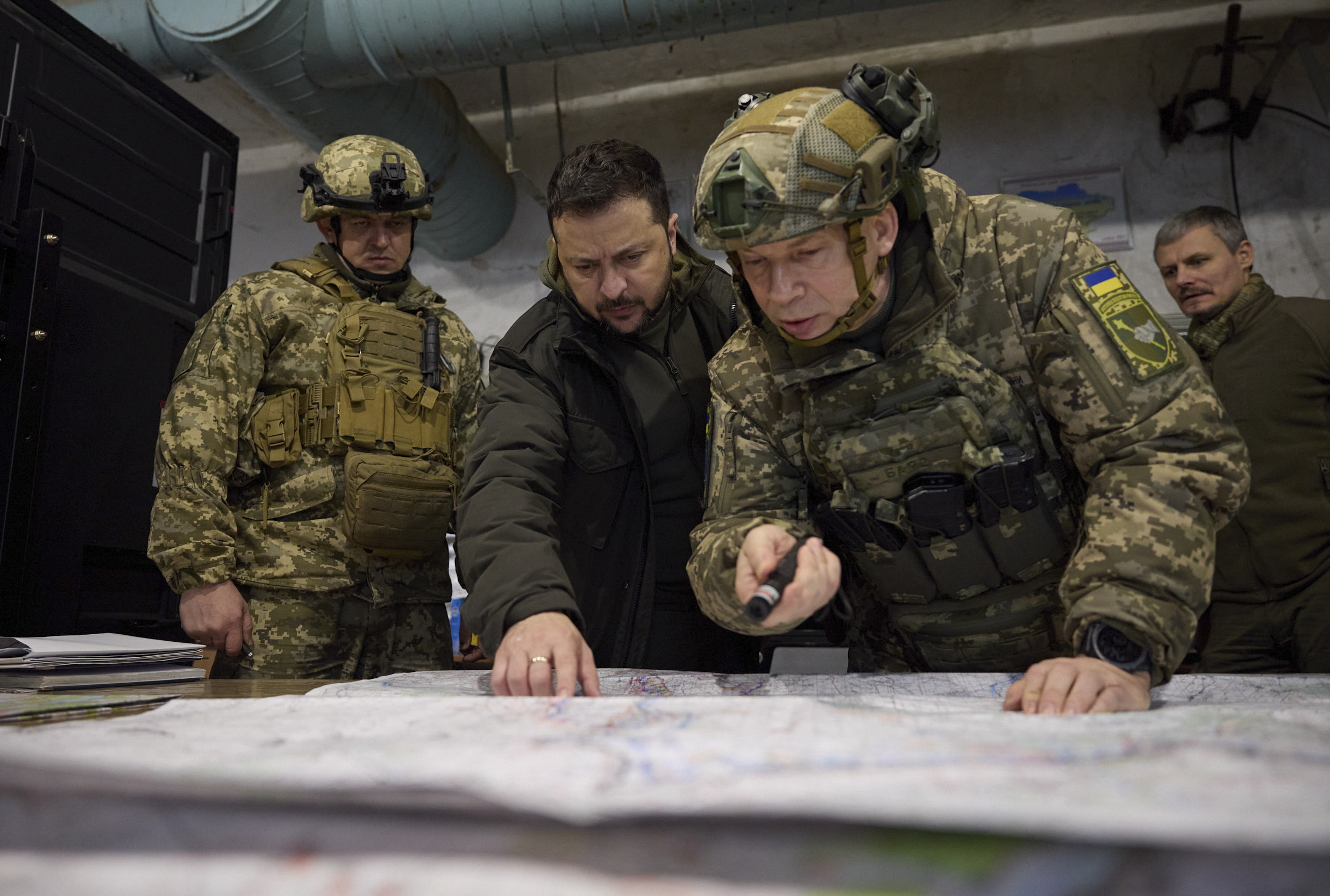 Volodymyr Zelensky participando en una reunión con comandantes en el cuartel general de las Fuerzas de Defensa cerca de la línea del frente de Kupiansk