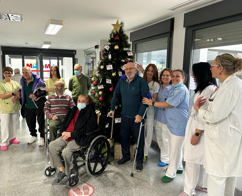 Pacientes y personal sanitario del Hospital público Universitario del Sureste durante las actividades programadas para Navidad.