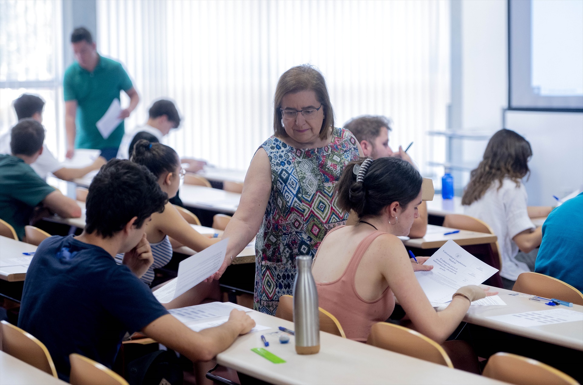 Una profesora reparte un examen de acceso a la universidad en la UCM, a 4 de julio de 2023, en Madrid (España).