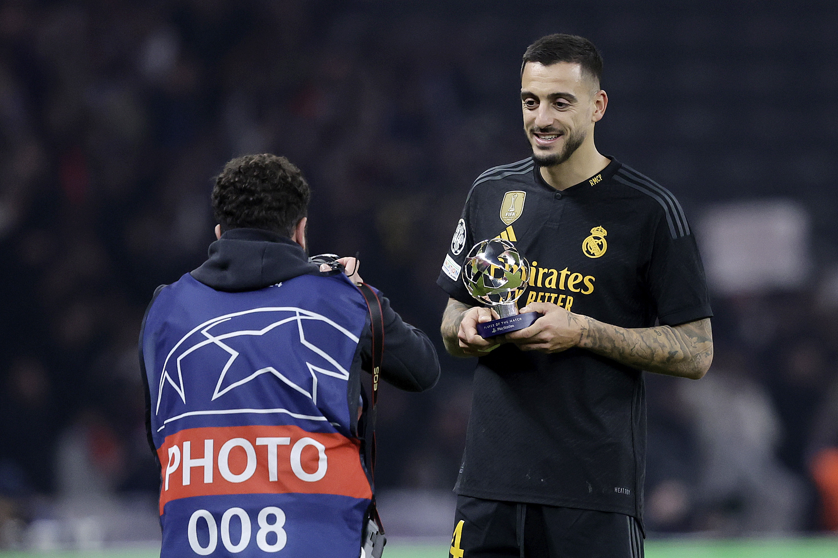 Joselu posa con su trofeo de MVP tras la victoria madridista en Alemania.